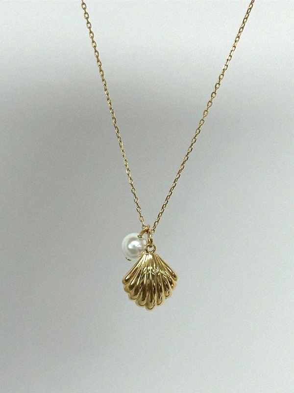 Charming gold necklace